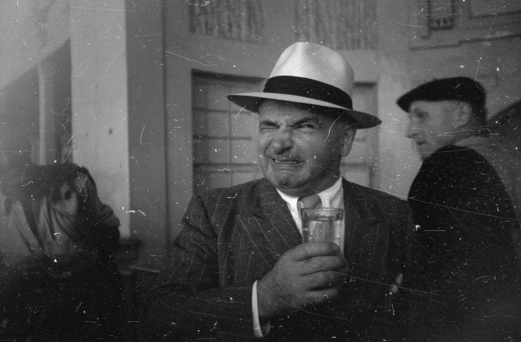 Czechy, Mariańskie Łaźnie, sierpień 1947. Mężczyzna pije wodę źródlaną. Fot. PAP