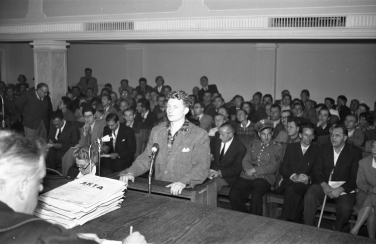 Poznań 5.10.1956. Sąd Wojewódzki. Jeden z procesów pokazowych po wydarzeniach czerwcowych w Poznaniu (poznański czerwiec). Fot. PAP/Wojciech Kondracki