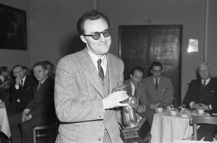 Warszawa 03.1958 r. Siedziba Stowarzyszenia Dziennikarzy Polskich. Uroczystość wręczenia nagrody filmowej Klubu Krytyki Filmowej SDP – Syrenka Warszawska 1957. Na zdjęciu: reżyser Andrzej Munk z nagrodą za film pt. "Człowiek na torze". Fot. PAP/Stanisław Czarnogórski