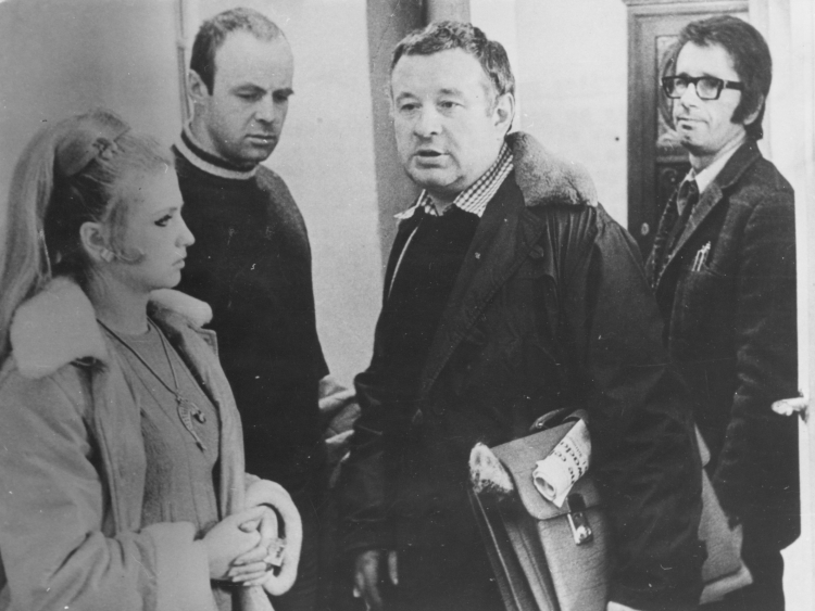 1974-01-01. Kadr z filmu "Nie ma róży bez ognia". Nz: Stanisława Celińska, Stanisław Tym, Mieczysław Czechowicz i Jacek Fedorowicz. Fot. PAP/CAF/reprodukcja