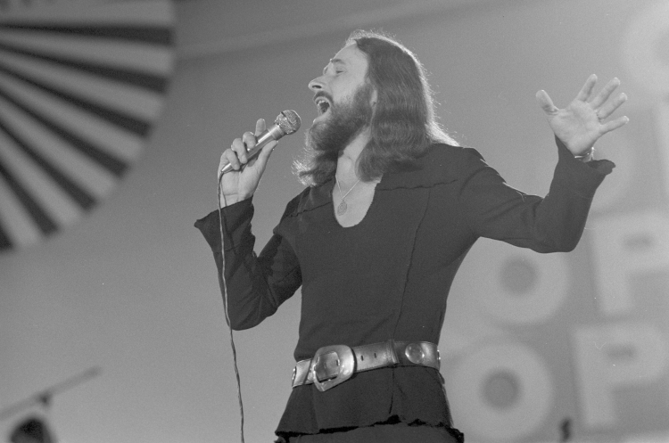 Opole 06.1975. XIII Krajowy Festiwal Piosenki Polskiej w Opolu. Na scenie muzyk, wokalista, kompozytor Stan Borys. Fot. PAP/Zbigniew Wdowiński