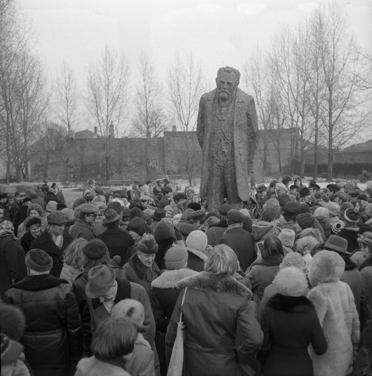 Warszawa 15.01.1977 r. Uroczyste odsłonięcie pomnika Bolesława Prusa według projektu Anny Kamieńskiej-Łapińskiej, przy ul. Krakowskie Przedmieście. Fot. PAP/Longin Wawrynkiewicz