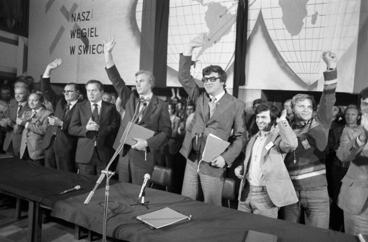 03.09.1980. Porozumienie jastrzębskie. Podpisanie dokumentu kończącego strajk w Kopalni Węgla Kamiennego (KWK) Manifest Lipcowy w Jastrzębiu-Zdroju. Fot. PAP/Bogdan Różyc 