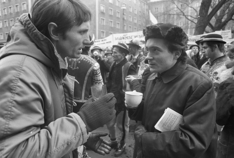 Warszawa 10.02.1981. Rozprawa rejestracyjna Niezależnego Samorządnego Związku Zawodowego Rolników (NSZZR) Solidarność Wiejska w Sądzie Najwyższym. Rolnicy z całego kraju zgromadzili się przed gmachem Sądu. Sąd odmówił rejestracji NSZZR Solidarność Wiejska. Na zdjęciu: przed wejściem do gmachu sądu od strony ulicy Ogrodowej, na pierwszym planie: aktor Maciej Rayzacher (L) i ksiądz Stanisław Małkowski. Fot. PAP/Wojciech Kryński