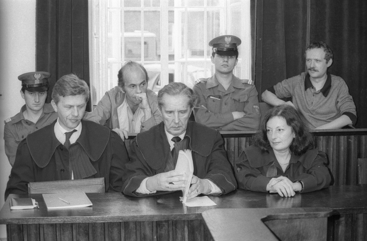 Proces czterech działaczy Komitetu Samoobrony Społecznej Komitetu Obrony Robotników (KSS KOR) - Adama Michnika, Jacka Kuronia, Zbigniewa Romaszewskiego i Henryka Wujca, rok 1984. Fot. PAP/Wojciech Kryński  