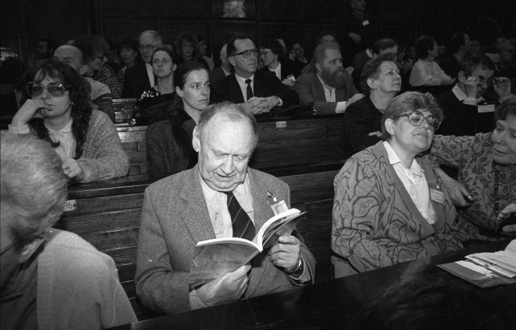 Warszawa 1.04.1989. Niezależne Forum Kultury w auli Auditorium Maximum Uniwersytetu Warszawskiego. Na zdjęciu na pierwszym planie m.in. prozaik, publicysta, kompozytor, krytyk muzyczny Stefan Kisielewski Fot. PAP/Grzegorz Rogiński