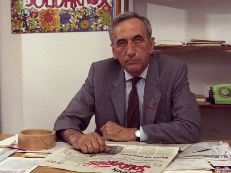 Warszawa 08.1989. Redaktor naczelny Tygodnika Solidarność Tadeusz Mazowiecki w siedzibie redakcji przy ulicy Kościelnej na Nowym Mieście. Fot. PAP/Jan Bogacz Ireneusz Sobieszczuk