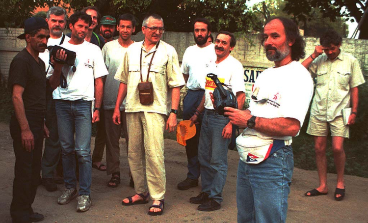 Polski alpinista Krzysztof Wielicki (trzeci od prawej) w towarzystwie dwóch alpinistów wloskich po wejściu 10 sierpnia 1996 r. na drugi co do wysokosci szczyt swiata K2 (8611 m). Fot. PAP/EPA