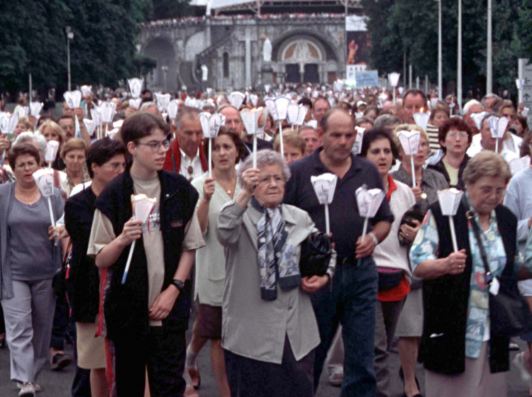 Lourdes, 15.08.1990 r. Pielgrzymi w święto Wniebowzięcia Matki Boskiej. Fot. PAP - JACEK BEDNARCZYK /DW/