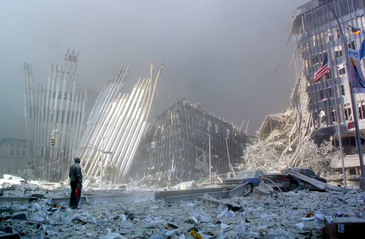 Ruiny wieżowców World Trade Center w Nowym Jorku, 2001 r. Fot. PAP/EPA (DOUG KANTER)