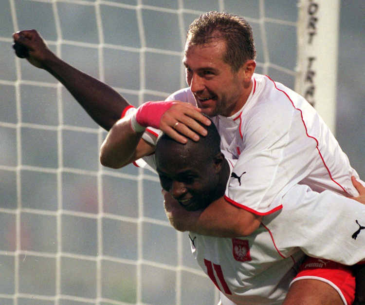 Chorzów, 1.09.2001. Reprezentanci Polski, Emmanuel Olisadebe i Marek Koźmiński cieszą się po zdobyciu bramki podczas meczu eliminacyjnego piłkarskich mistrzostw świata 2002 w Norwegią. Polacy wygrali 3:0 i zapewnili sobie awans do finałów. Fot. PAP-PRZEMEK WIERZCHOWSKI