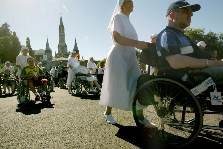 Lourdes, Francja, 12.08.2004 R. Pielgrzymi zbierają się w sanktuarium w Lourdes - słynnym na całym świecie miejscu maryjnych objawień i cudownych uzdrowień. Papież Jan Paweł II rozpocznie 14 bm. swoją drugą pielgrzymkę do Lourdes. Na spotkanie z Ojcem Świętym przybędzie od 200 do 400 tysięcy wiernych. Fot. PAP/EPA (OLIVIER HOSLET)