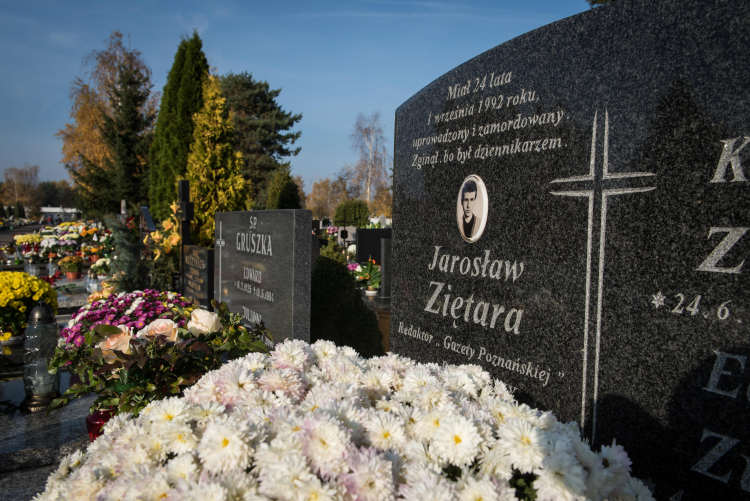 Symboliczny grób dziennikarza Jarosława Ziętary na cmentarzu komunalnym przy ul. Wiślanej w Bydgoszczy. Fot. PAP/Tytus Żmijewski