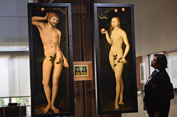 Zwiedzający ogląda obraz „Adam i Ewa” autorstwa niemieckiego artysty Lucasa Cranacha Starszego, prezentowany w ramach wystawy „I volti della Riforma. Lutero e Cranach nelle collezioni medicee” (pol. „Oblicza Reformacji. Luter i Cranach w zbiorach Medyceuszy”) w Galerii Uffizi we Florencji (Włochy), 30 października 2017 r. Fot. EPA/MAURIZIO DEGL INNOCENTI Dostawca: PAP/EPA.