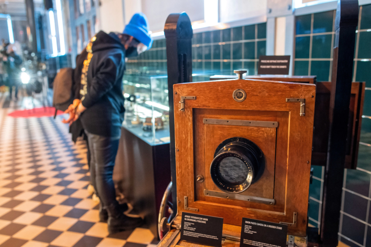 Łódź, 27.02.2021. Zabytkowy i współczesny sprzęt filmowy, a także kostiumy i inne eksponaty związane z historią filmu prezentowane podczas Dnia z Narodowym Centrum Kultury Filmowej w strefie wystawienniczej NCKF Spot w Centrum Nauki i Techniki EC1 w Łodzi, 27 bm. (aldg) PAP/Grzegorz Michałowski