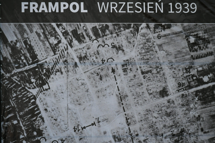 Zdjęcie archiwalne zaprezentowane w trakcie uroczystych obchodów 83. rocznicy wybuchu II wojny światowej na rynku we Frampolu. Fot. PAP/Wojtek Jargiło