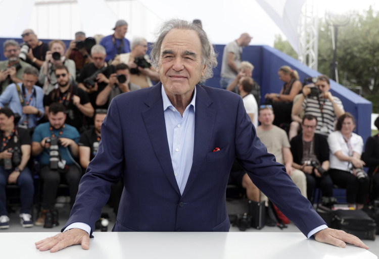  Amerykański reżyser Oliver Stone podczas sesji zdjęciowej promującej film „Lula” na 77. Międzynarodowym Festiwalu Filmowym w Cannes (Francja), 20 maja 2024 r. Fot. EPA/GUILLAUME HORCAJUELO Dostawca: PAP/EPA