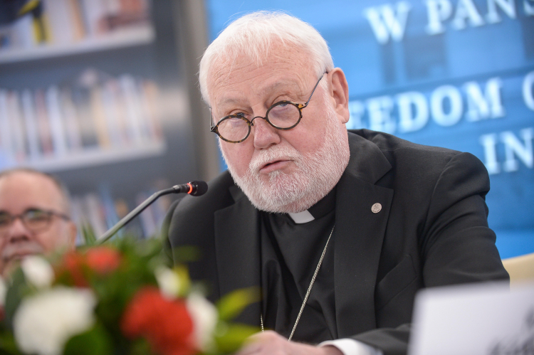 Sekretarz ds. kontaktów z państwami i organizacjami międzynarodowymi w sekretariacie stanu stolicy apostolskiej abp Paul Gallagher. Fot. PAP/Marcin Obara
