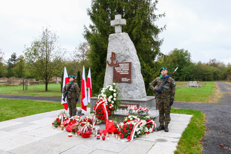 Łambinowice, 6.10.2024 r. Obchody 80. rocznicy przybycia pierwszego transportu Powstańców Warszawskich do Stalagu 344 Lamsdorf przed pomnikiem powstańców warszawskich - jeńców Stalagu 344 Lamsdorf w Łambinowicach. Fot. PAP/Krzysztof Świderski
