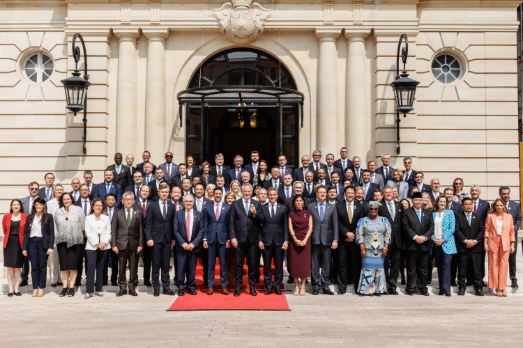 Przedstawiciele państw członkowskich Organizacji Współpracy Gospodarczej i Rozwoju (OECD) przed siedzibą organizacji w Paryżu, 3 czerwca 2025 r. Fot. EPA/SADAK SOUICI
