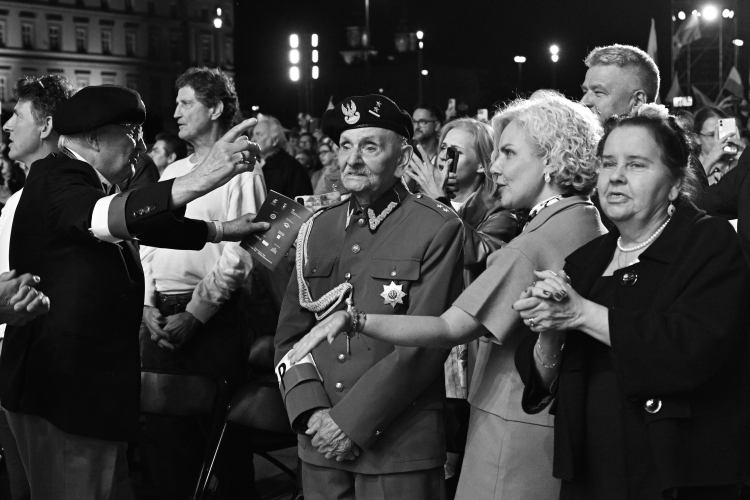 Warszawa, 1.08.2025. Obchody 81. rocznicy wybuchu Powstania Warszawskiego. Uczestnik powstania Jerzy Łakomski ps. Kajtek (w środku) podczas koncertu „Warszawiacy śpiewają (nie)zakazane piosenki”. Fot. PAP/Radek Pietruszka
