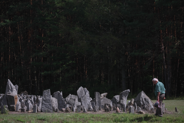 Kamienie symbolizujące macewy – żydowskie nagrobki, upamiętniające 900 000 spoczywających w Treblince ofiar zagłady. Fot. PAP/Leszek Szymański