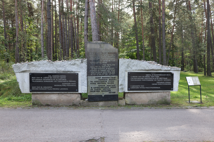 Tablice w miejscu straceń przy wjeździe na teren miejsca pamięci w Ponarach. Fot.  PAP/Albert Zawada
