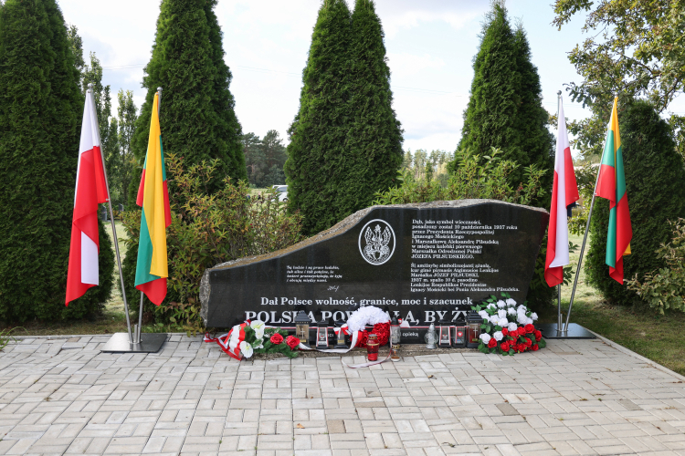 Tablica pamiątkowa poświęcona marszałkowi J. Piłsudskiemu w Zułowie. Fot. PAP/Albert Zawada