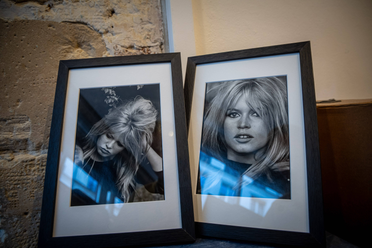 Fotografie Brigitte Bardot na wystawie „Et Dieu créa Bardot” (I Bóg stworzył Bardot) w  Paryżu. Fot. PAP/EPA/CHRISTOPHE PETIT TESSON