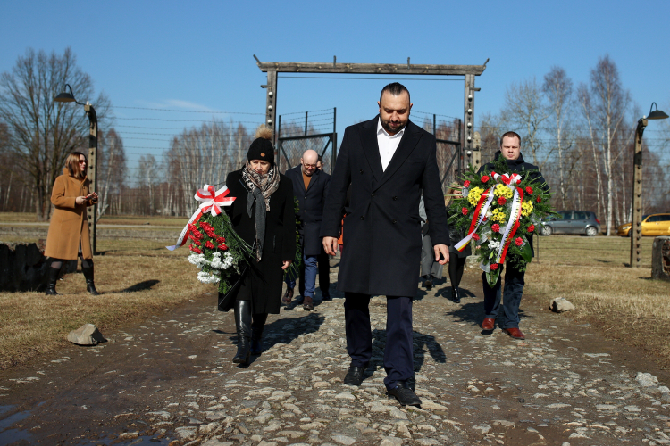 Brzezinka, 26.02.2026. Dyrektor Centrum Historii i Kultury Romów Władysław Kwiatkowski podczas uroczystości upamiętnienia 83. rocznicy pierwszej deportacji Romów do niemieckiego obozu Auschwitz. Fot. PAP/Jarek Praszkiewicz