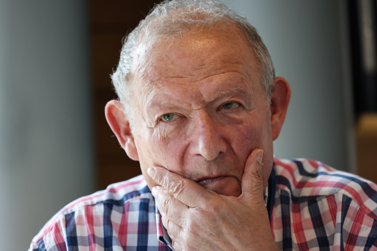 Redaktor naczelny Gazety Wyborczej Adam Michnik podczas wywiadu dla Polskiej Agencji Prasowej w siedzibie Agory w Warszawie. Fot. PAP/Albert Zawada