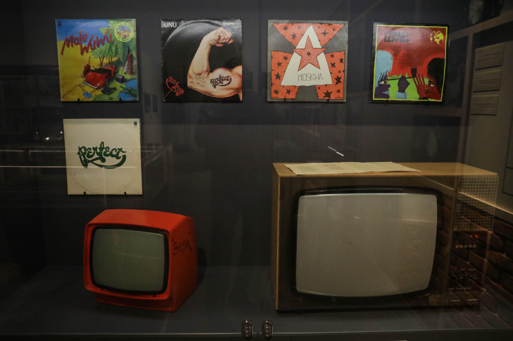 Wystawa „Za czym kolejka ta stoi? PRL w muzycznym zwierciadle” w Muzeum Historii Polski. Fot. PAP/Tomasz Gzell