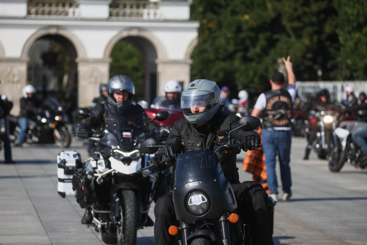Rozpoczęcie 2. Mundurowego Rajdu Motocyklowego "Szlakiem Historii-Marsz Czarnej Brygady" na Placu Piłsudskiego w Warszawie. Fot. PAP/Leszek Szymański