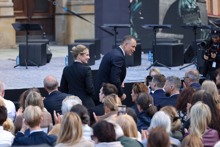Prezydent Karol Nawrocki i Marta Nawrocka podczas Narodowego Czytania Dziadów Mickiewicza. Fot. PAP/Albert Zawada