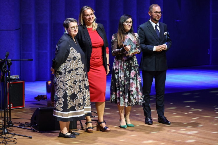 Laureaci nagrody w kategorii "wystawa" za ekspozycję "Szlak Piastowski z klocków LEGO" przygotowanej przez Klaster Turystyczny „Szlak Piastowski” oraz Brzeskie Centrum Kultury i Historii „Wahadło” podczas gali ogłoszenia wyników 19. edycji Plebiscytu Wydarzenie Historyczne Roku w Muzeum Historii Polski w Warszawie. Fot. PAP/Albert Zawada