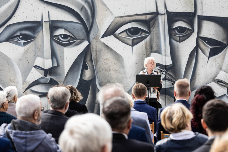 Żabikowo, 10.09.2026. Dyrektor muzeum dr Anna Ziółkowska podczas uroczystości otwarcia nowej części Muzeum Martyrologicznego w Żabikowie. W nowym skrzydle placówki przygotowane zostały trzy wystawy: „Otwieramy magazyny, świadectwa historii muzeów w Żabikowie, Forcie VII i Chełmnie nad Nerem”, „Ślady przeszłości na terenie byłego niemieckiego obozu karno-śledczego w Żabikowie” oraz "Sprawcy". Fot. PAP/Marek Zakrzewski