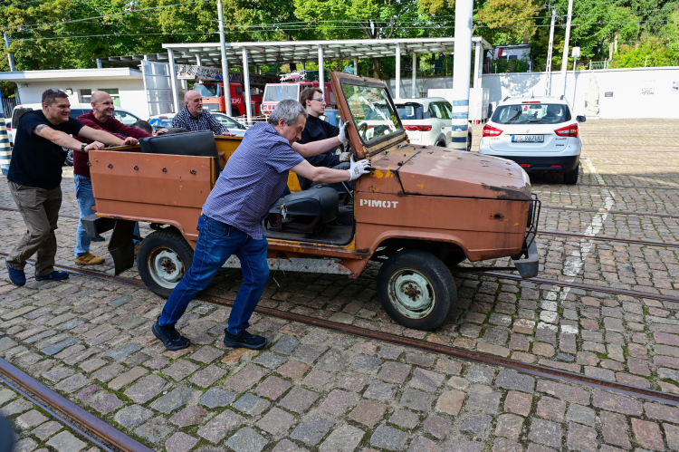 Szczecin, 14.09.2026 r. Prototyp terenowego Poloneza prezentowany w Muzeum Techniki i Komunikacji - Zajezdnia Sztuki w Szczecinie. To jedyny taki egzemplarz, który przetrwał. Terenowy Polonez nie doczekał się seryjnej produkcji i przeszedł do historii jako BR-83, gdzie BR to skrót od badawczo-rozwojowy, a 83 rok budowy, czyli 1983. Samochód powstał w Przemysłowym Instytucie Motoryzacyjnym na zlecenie Fabryki Samochodów Osobowych w Warszawie. Fot. PAP/Marcin Bielecki