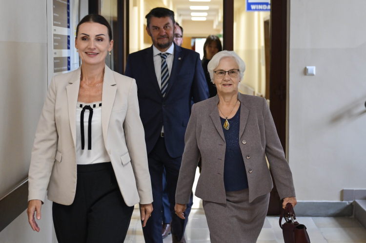 Danuta Wałęsa, Lech Parell i wojewoda pomorska Beata Rutkiewicz. Fot. PAP/Adam Warżawa