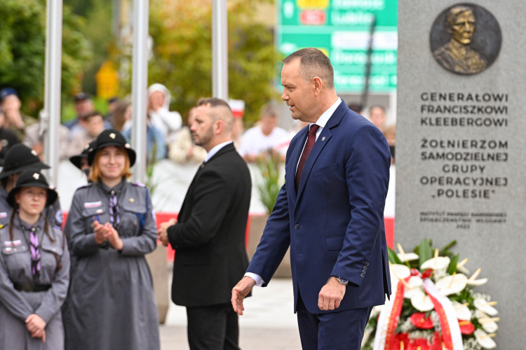 Prezydent Karol Nawrocki we Włodawie podczas uroczystości z okazji 87. rocznicy sowieckiej agresji na Polskę. Fot. PAP/Wojtek Jargiło