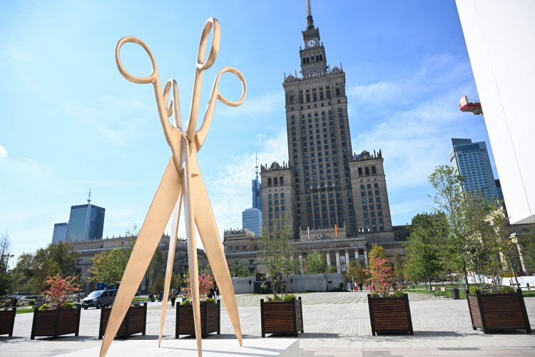 18.09.2026. Odsłonięcie rzeźby „Sobowtórka" autorstwa Valie Export obok budynku Muzeum Sztuki Nowoczesnej na Placu Centralnym w Warszawie. Fot. PAP/Radek Pietruszka