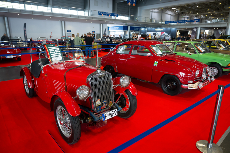 Poznań, 18.09.2026. Singer Nine Sports Special z 1933 r. i Saab 96 z 1964 r. prezentowane na Targach pojazdów zabytkowych Retro Motor Show 2026 na terenie MTP w Poznaniu. Fot. PAP/Jakub Kaczmarczyk