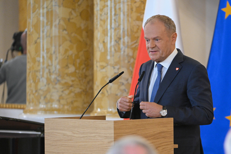 Premier Donald Tusk przemawia podczas uroczystych obchodów 50. rocznicy powstania Komitetu Obrony Robotników na Zamku Królewskim w Warszawie. Fot. PAP/Marcin Obara