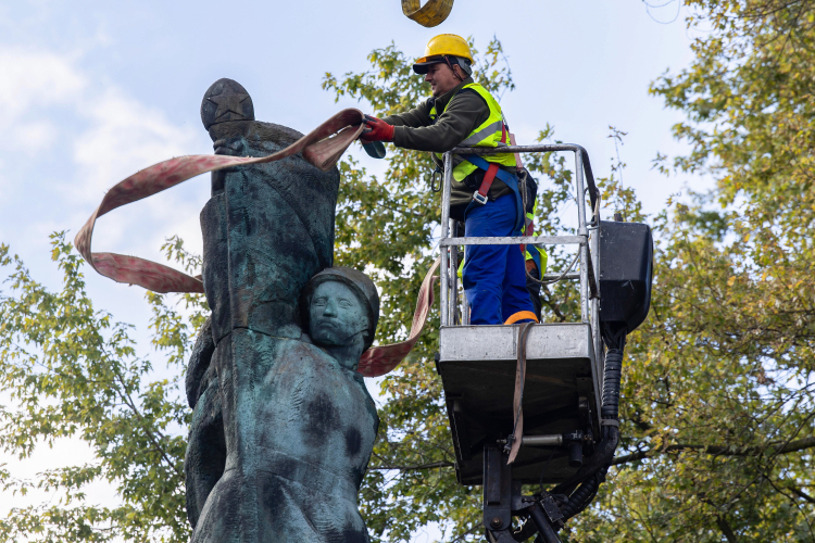 Rzeszów, 23.09.2026. Demontaż pomnika Wdzięczności Armii Radzieckiej na Placu Ofiar Getta w Rzeszowie. Fot. PAP/Jakub Sikora