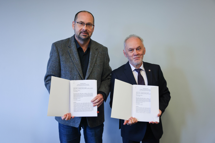 Dyrektor Generalny Polskiej Agencji Prasowej Marek Błoński (L) i dyrektor Narodowego Archiwum Cyfrowego Piotr Zawilski (P) podczas podpisania porozumienia o udostępnieniu przez dyrekcję Narodowego Archiwum Cyfrowego całości zasobu zdjęć Centralnej Agencji Fotograficznej. Fot. PAP/Albert Zawada