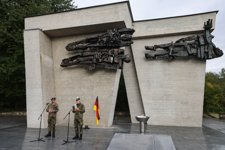 Łambinowice, 24.09.2026. Żołnierze Bundeswehry składają kwiaty na terenie dawnego obozu jenieckiego w Łambinowicach. Uroczystość była jednym z punktów inicjatywy „Praca dla pokoju”. Żołnierze 10. Opolskiej Brygady Logistycznej oraz 931. batalionu Bundeswehry wspólnie porządkowali oraz konserwowali teren dawnego Stalagu Lamsdorf. Fot. PAP/Krzysztof Świderski