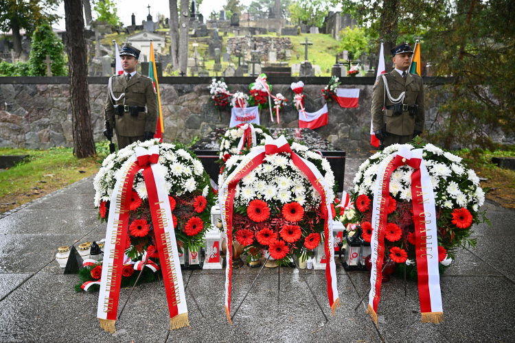 Uroczystość złożenia wieńca przy Mauzoleum Matki i Serca Syna na wileńskiej Rossie. Fot. PAP/Przemysław Piątkowski