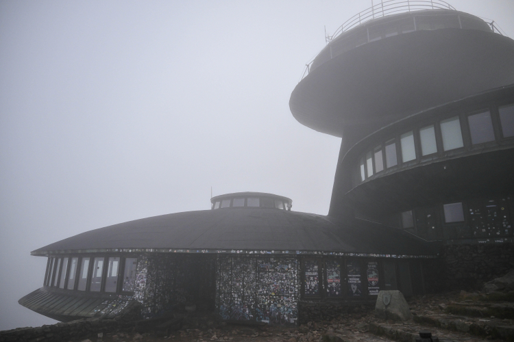 Wysokogórskie Obserwatorium Meteorologiczne IMGW na Śnieżce. Fot. PAP/Maciej Kulczyński 