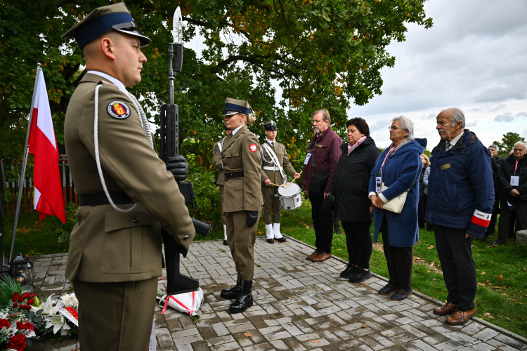 Złożenie wieńca przed tablicą poświęconą marszałkowi Piłsudskiemu w Zułowie. Fot. PAP/Przemysław Piątkowski 