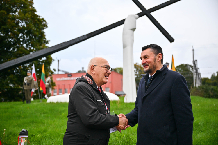 Szef Urzędu ds. Kombatantów i Osób Represjonowanych Lech Parell i prezes poznańskiego oddziału Związku Sybiraków Marian Macutkiewicz podczas ceremonii złożenia kwiatów pod Pomnikiem Zesłańców na Syberię w  Nowej Wilejce. Fot. PAP/Przemysław Piątkowski 