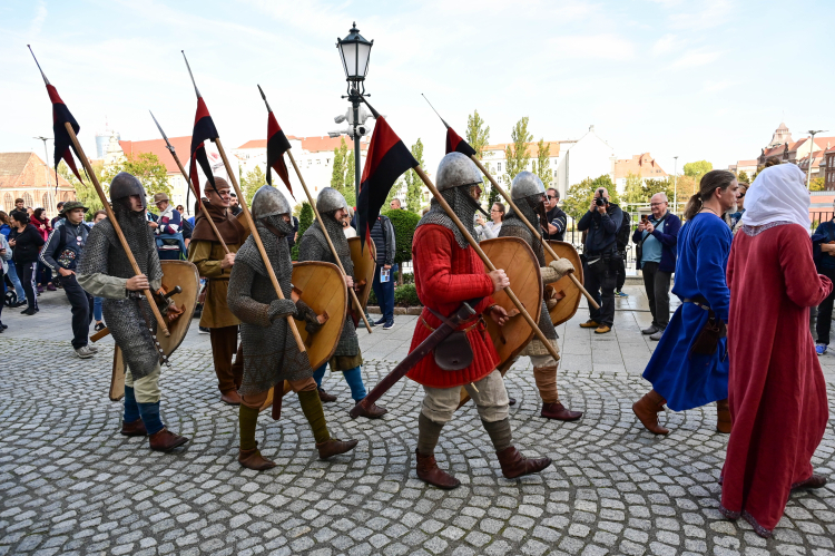 Szczecin, 26.09.2026. Święto Gryfa na Zamku Książąt Pomorskich w Szczecinie. Wydarzenie zorganizowano w 812. rocznicę wystawienia pierwszego dokumentu z wizerunkiem pomorskiego Gryfa - symbolu Pomorza i panującej od XII do XVII dynastii Gryfitów. Fot. PAP/Marcin Bielecki